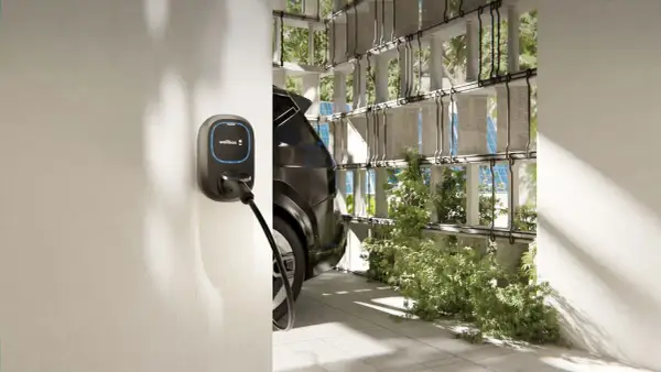 Wallbox: la stazione di ricarica per auto elettriche, qui vista in un contesto moderno e verdeggiante.
