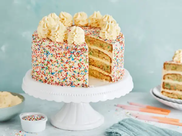 Bunter Geburtstagskuchen mit Streuseln und Sahnetuffs, ein tolles Geburtstagskuchen Rezept.