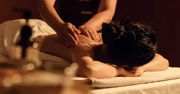 Masaje relajante en el spa del Hotel Hospes Palau de la Mar. Manos expertas liberan la tensión de la espalda.