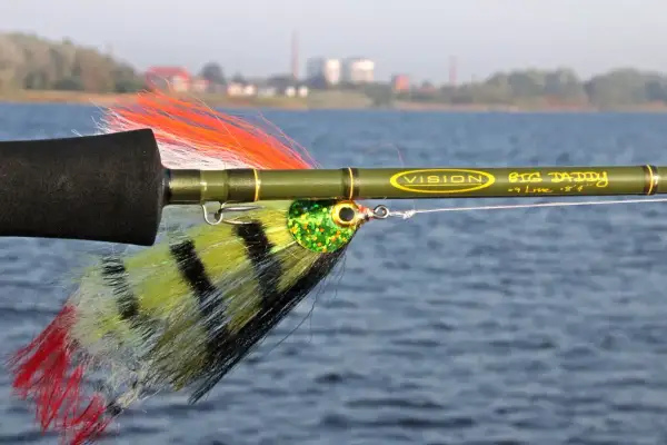 Fliegenfischen auf Hecht mit einer "Big Daddy" Rute. Die bunte Fliege ist bereit für den Biss.