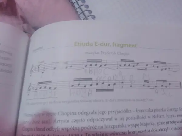Fragment Etiudy E-dur Fryderyka Chopina, z zapisanymi nutami i literami, świadczy o jego geniuszu w muzyce.