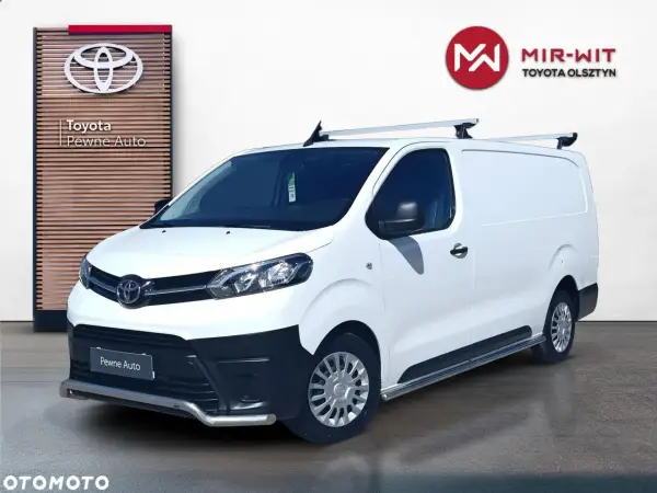 Biały van Toyota Proace 2021 z relingami dachowymi i osłoną zderzaka, gotowy do pracy.