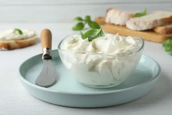 Kremowy ser z wiaderka, idealny do smarowania pieczywa. Zainspiruj się naszymi przepisami na pyszne kanapki!