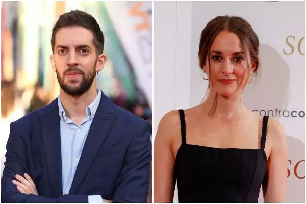 El presentador Broncano y su novia, la actriz y presentadora, posan para la cámara.