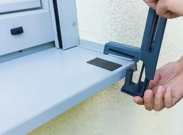 Jak zamontować doniczki na parapecie bez wiercenia i uszkodzeń