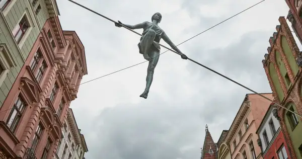Kędziora rzeźby: niezwykłe dzieła balansujące na granicy sztuki i fizyki