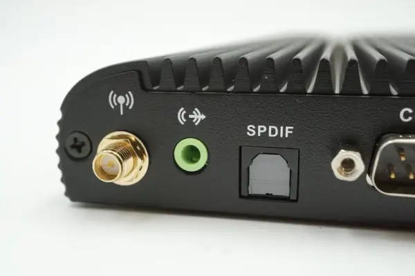 Złącze SPDIF na urządzeniu, obok gniazda audio i anteny Wi-Fi.