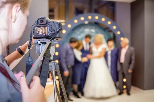 Fotograf czy kamerzysta na wesele - co wybrać, aby nie żałować?