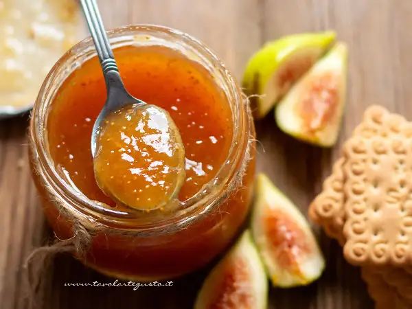 Marmellata di fichi con la buccia, gustosa e profumata, pronta per essere spalmata su biscotti croccanti.