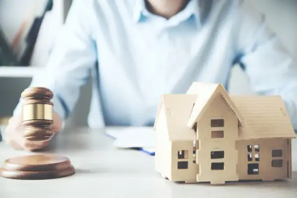 Martelletto da giudice e modello di casa, suggeriscono un possibile pignoramento immobiliare fac simile.