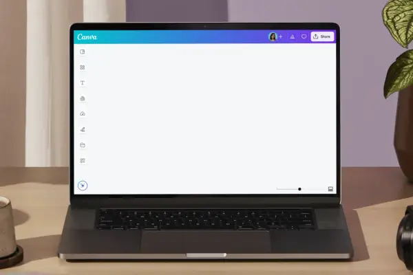 Laptop abierto mostrando la interfaz de Canva, lista para crear portada de CD. Herramientas de diseño a la izquierda, barra superior con opciones de colaboración y "Share".