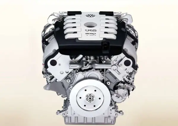 Silnik V10 TDI Volkswagena. TDI to skrót od Turbocharged Direct Injection, oznaczający turbodoładowany wtrysk bezpośredni.