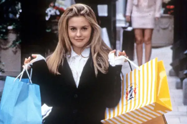 Alicia Silverstone z torbami na zakupach, jak z jej kultowych filmów.