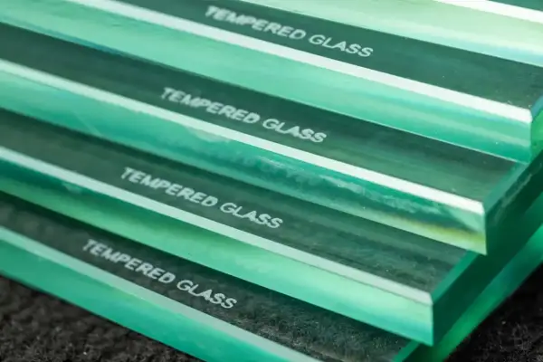 Stosy szkła z napisem "TEMPERED GLASS" - łatwy sposób, jak odróżnić szkło hartowane od zwykłego.