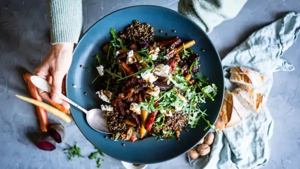 Herzhafter Linsensalat mit Roter Bete, Karotten und Ziegenkäse. Ein tolles linsensalat rezept für jede Gelegenheit.
