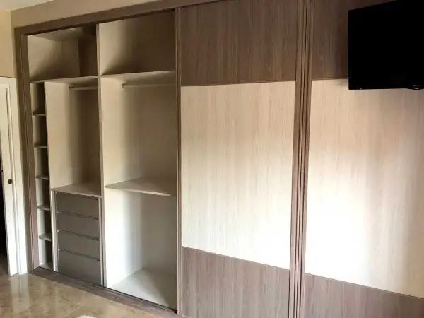 Armario empotrado con puertas correderas, ideal para tapar hueco entre armario y pared. Interior con baldas y cajones.