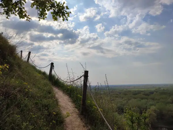 Ścieżka na zboczu, część trasy Góry Pieprzowe. Widok na dolinę i las.