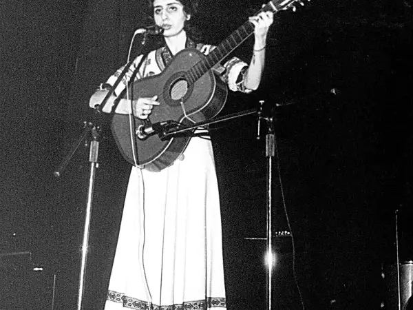 Eleni śpiewa, grając na gitarze. Jej piosenki, ułożone alfabetycznie, brzmią jak magia.