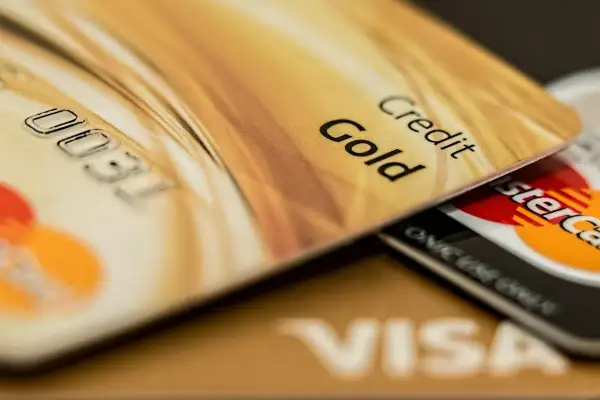 Złota karta kredytowa, numer 0031, leży na kartach Visa i Mastercard. Mam nadzieję, że zniknęły pieniądze z konta, bo to tylko zdjęcie.
