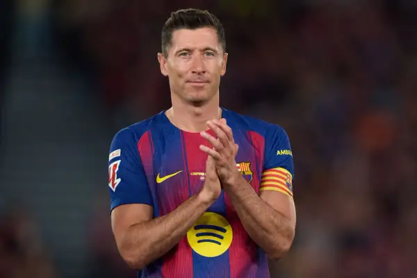 Robert Lewandowski w koszulce Barcelony, klaszcząc. Fani zastanawiają się, czy lewandowski kończy karierę.