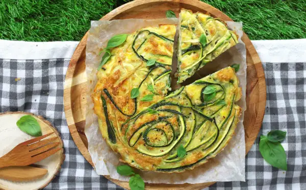 Torta salata con zucchine e basilico fresco, perfetta per le tue ricette estive.