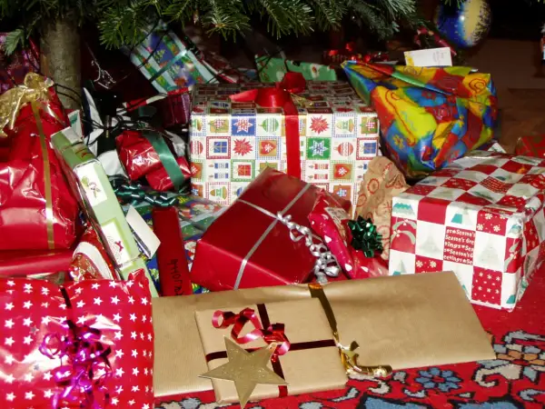 Regalos bajo el árbol de Navidad, listos para el Boxing Day. ¿Qué es Boxing Day? Es un día para abrir regalos y celebrar.