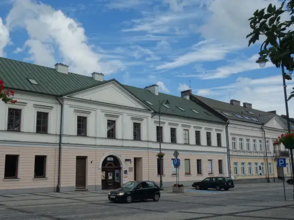 Urokliwe kamienice w centrum Suwałk, idealne na spacer i odkrywanie lokalnych atrakcji.