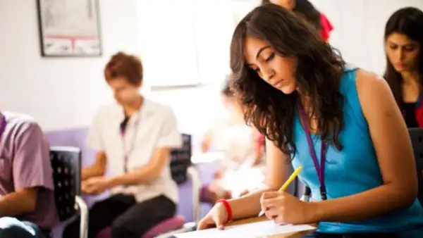 Jóvenes concentrados en un examen, quizás el ejemplo examen habilitación lingüística Madrid.