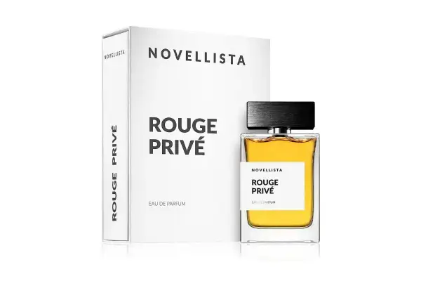 Elegancki flakon perfum Rouge Privé od Novellista, obok swojego pudełka. Zapach dla każdej kobiety, która chce poczuć się jak bohaterka powieści.