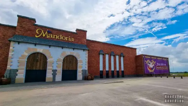 Mandoria, gdzie jest? To park rozrywki w stylu średniowiecznym, z ceglanymi budynkami i wielkimi bramami.