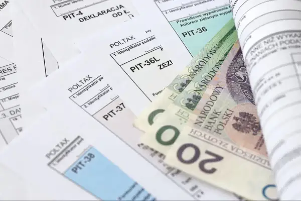 Formularze PIT i polskie banknoty. Kiedy można rozliczyć PIT 2026? Czas na podatki i pieniądze.
