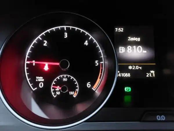 Na desce rozdzielczej widać obrotomierz, wskaźnik paliwa i zasięg 810 km. Zastanawiasz się, ile trwa wypalanie DPF podczas jazdy?