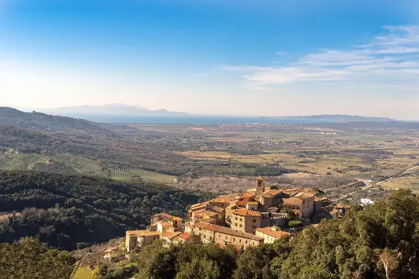 Gavorrano cosa vedere: borgo medievale arroccato su una collina, con vista panoramica sulla campagna toscana e sul mare.