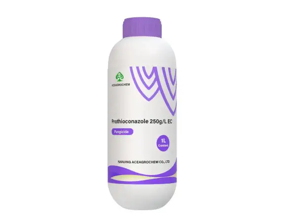 Biała butelka z fioletową nakrętką, zawierająca fungicyd Prothioconazole 250g/L EC, pojemność 1L.