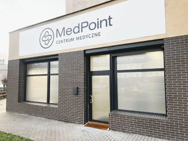 Elegancka fasada centrum medycznego MedPoint w Szczecinie z logo i dużymi oknami.