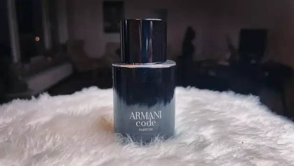 Elegancki flakon Armani Code Parfum na puszystym białym tle.