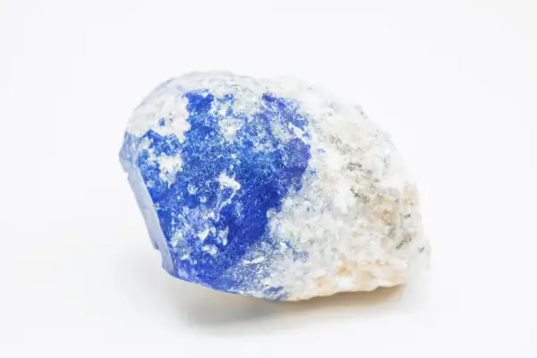 Surowy lapis lazuli z intensywnym niebieskim odcieniem i białymi inkluzjami. Jego właściwości od wieków fascynują ludzi.