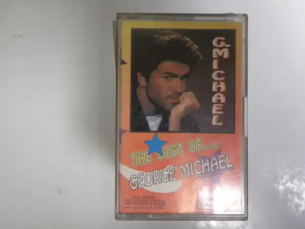 Kasetka z najlepszymi utworami George Michael. Okładka przedstawia artystę i tytuł "The Best Of... George Michael".