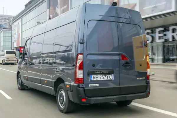 Renault Master 3 w ruchu miejskim. Wymiana żarówki H7 w tym modelu jest prosta.