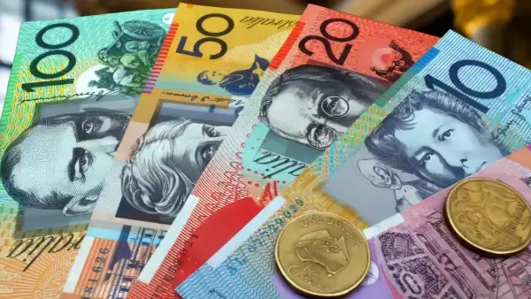 AUD to waluta Australii. Na zdjęciu widać banknoty o nominałach 10, 20, 50 i 100 dolarów australijskich oraz monety.