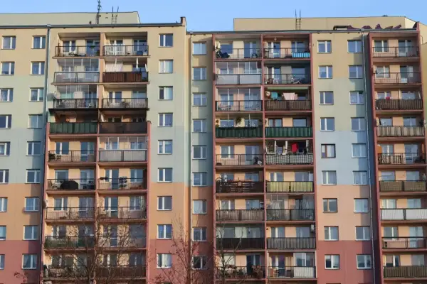 Wielopiętrowy blok mieszkalny z balkonami. Zastanawiasz się, ile wynosi kaucja za mieszkanie komunalne?