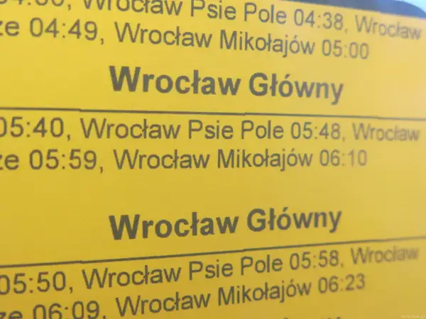 Plakatowy rozkład jazdy Wrocław Główny. Sprawdź godziny odjazdów pociągów do Wrocławia Psie Pole i Wrocławia Mikołajów.