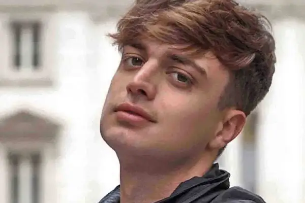 Primo piano del cantante Cioffi, con capelli castani e sguardo intenso.