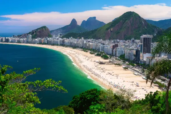 Widok na Copacabana, plażę w Rio de Janeiro, z górami w tle. Lotnisko Rio de Janeiro jest niedaleko.