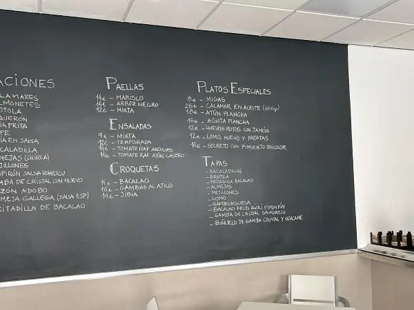 Carta del bar Angelita en Cabo de Gata: paellas, ensaladas, croquetas, tapas y platos especiales.
