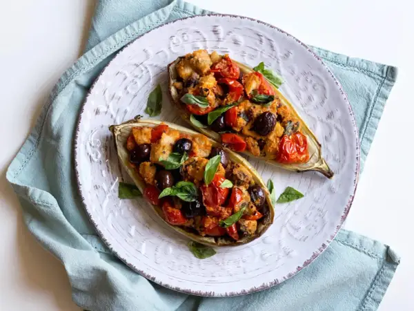 Melanzane bianche ripiene, un'idea gustosa per le tue ricette. Pomodorini, olive e basilico completano questo piatto.
