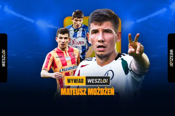 Mateusz Możdżeń w białej koszulce z zielonymi akcentami pokazuje dwa palce. W tle dwaj inni piłkarze w żółto-czerwonych i niebiesko-białych strojach.