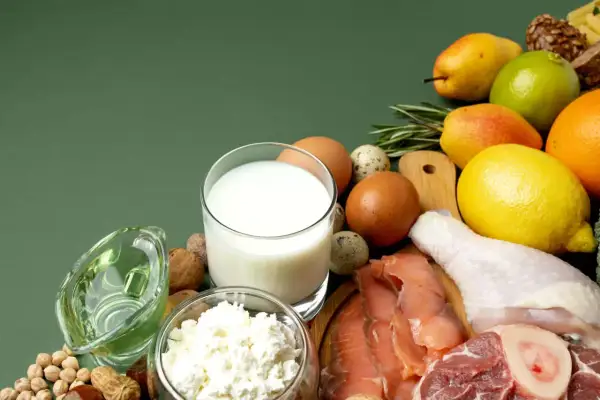 Zdrowe białko i tłuszcze na redukcji: ryba, kurczak, wołowina, jajka, nabiał, orzechy, oliwa. Owoce i warzywa uzupełniają dietę.