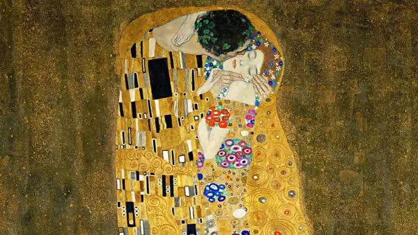 Ein Mann küsst eine Frau in einem goldenen Gewand. Die **Historismus Malerei** zeigt ein inniges Paar, umhüllt von Mustern und Ornamenten.