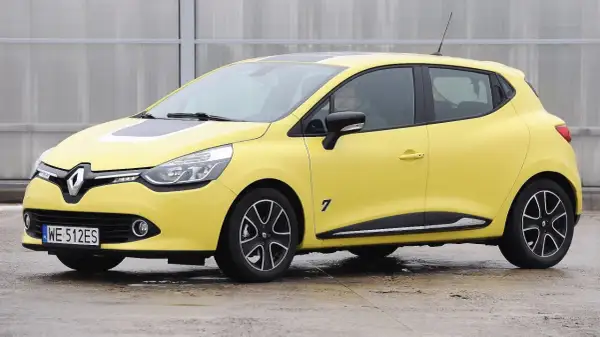 Żółte Clio 4 RS z czarnymi akcentami i numerem 7 na drzwiach, gotowe do jazdy.